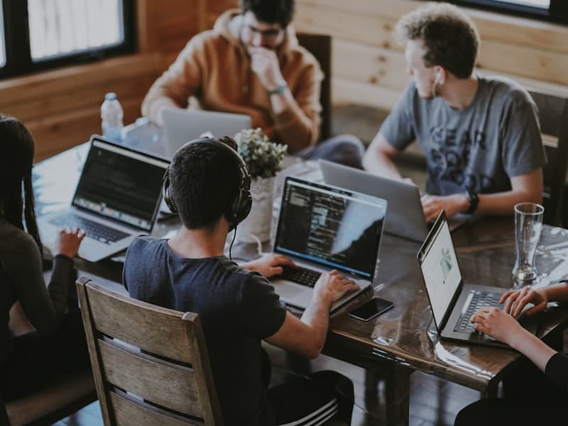 Equipe colaborando em escritório